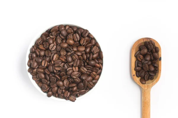 Chicchi di caffè in una ciotola e cucchiaio — Foto Stock