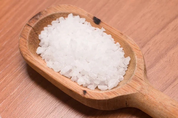 Грубая соль в ложку — стоковое фото