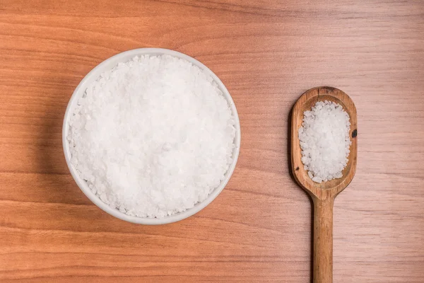 Grof zout in een kom en lepel — Stockfoto