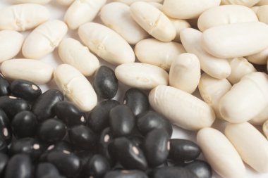 Bir beyaza yakın çekim ve siyah ham fasulye