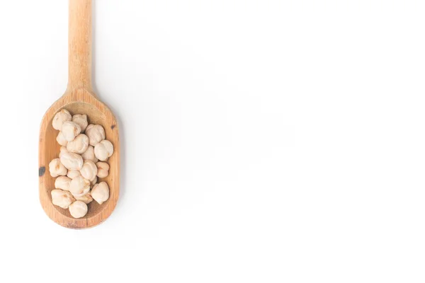白い背景でスプーンに生ひよこ豆。されたヒヨコマメ培養 — ストック写真