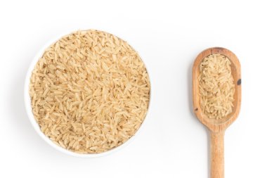 Ham kahverengi pirinç bir kase içinde beyaz arka plan içine