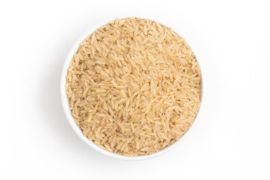 Ham kahverengi pirinç bir kase içinde beyaz arka plan içine