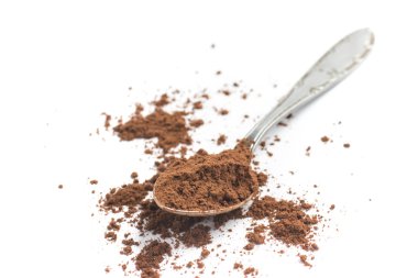 Beyaz bir arka plan üzerine bir kaşık içine kakao tozu