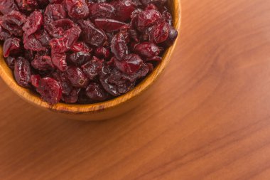 Bir kase içine kurutulmuş Cranberries