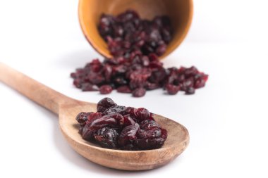 Bir kaşık içine kurutulmuş Cranberries