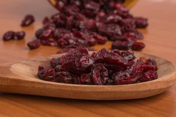 Bir kaşık içine kurutulmuş Cranberries — Stok fotoğraf