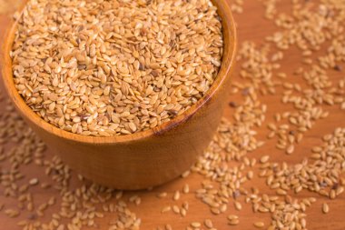 Bir kase içine altın keten tohumu