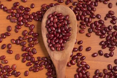 Bir kaşık içine kırmızı fasulye