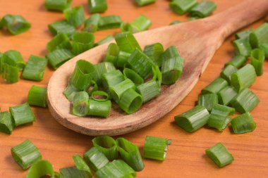 kıyılmış bıçak. Bir kaşık içine sping soğan