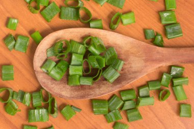 kıyılmış bıçak. Bir kaşık içine sping soğan