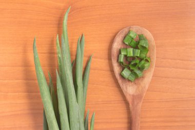 Bıçak. Bir kaşık içine sping soğan