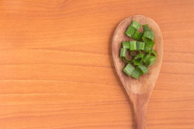 kıyılmış bıçak. Bir kaşık içine sping soğan