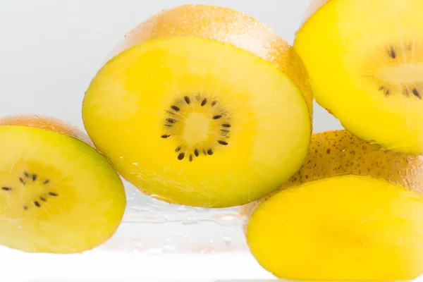 Kiwi amarelo fatiado — Fotografia de Stock