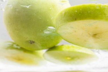 Yeşil elma dilimli