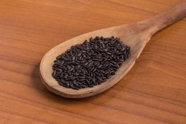 Arroz preto em uma colher — Fotografia de Stock