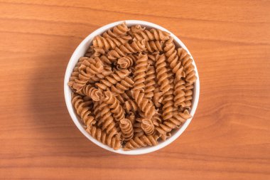 Kepekli düdük bir kase içine. Ayrılmaz makarna