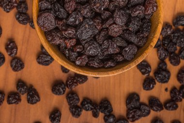 Bir kase içine kuru üzüm