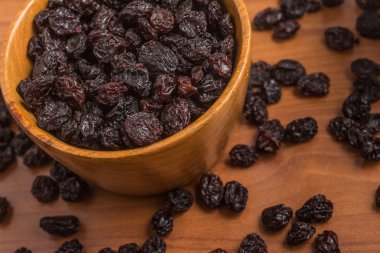 Bir kase içine kuru üzüm