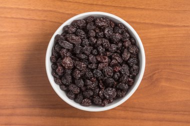 Bir kase içine kuru üzüm