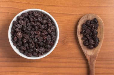 Bir kase içine kuru üzüm