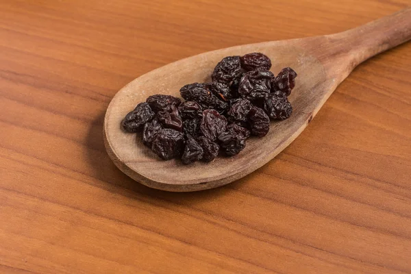 Getrocknete Trauben in einem Löffel — Stockfoto