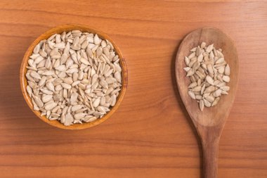 Bir kase içine ayçiçeği tohumu