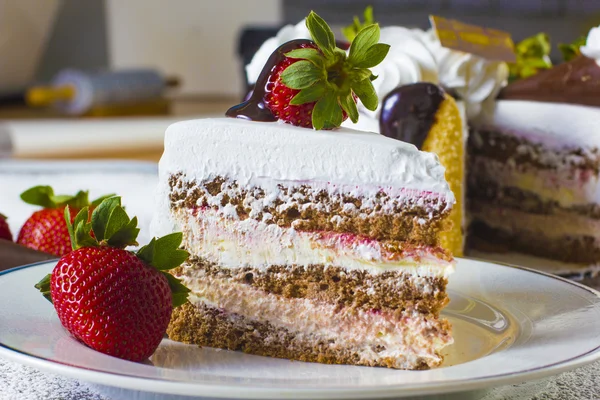 Bolo de chocolate e morango — Fotografia de Stock