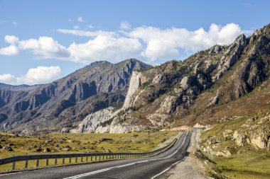 Dağların arasında bir yol