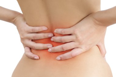 Onu geri ağrı, ağrı alan üzerinde beyaz bir arka plan üzerinde vurgulanır kırmızı tutan kadın