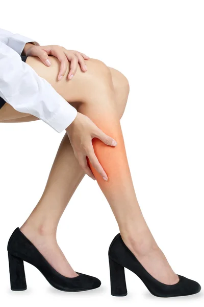 在痛苦中，举行她的小腿，用红色突出显示一个白色的背景上的疼痛区域的女人 — 图库照片
