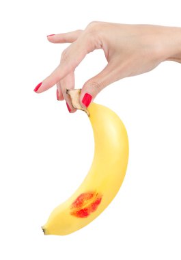 seksi kırmızı eliyle tutarak muz kırmızı ruj ile çivi.