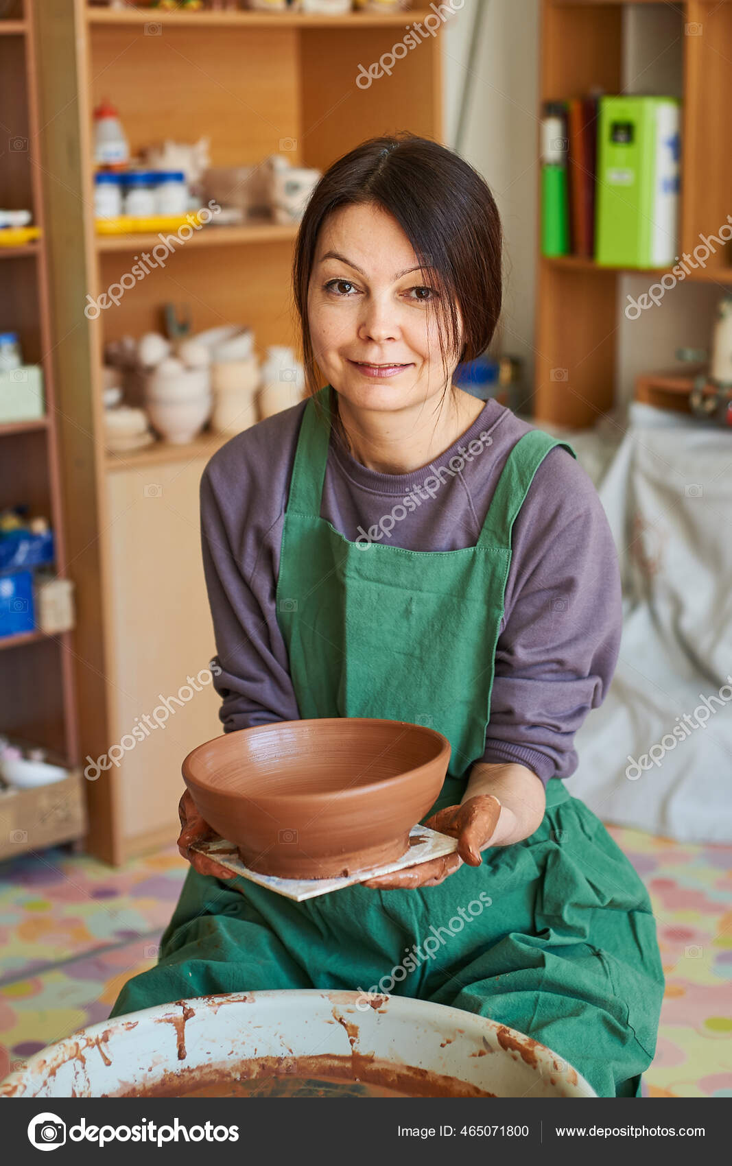 Гончар предсказание. Женщина гончар. Женщина с глиняной посудой фотосессия. Женщина гончар за работой. Девушка гончар за работой.