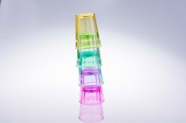 Beyaz arka planda renkli içki bardakları