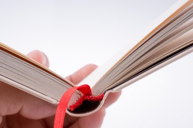 Beyaz arkaplan üzerine kitap