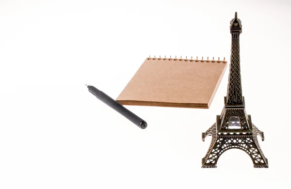 Cuaderno y pluma con Torre Eiffel — Foto de Stock