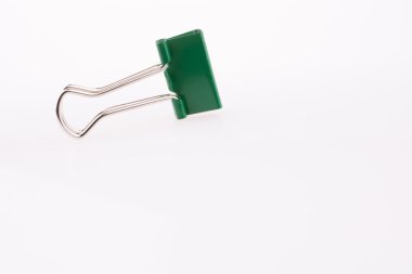 Kağıt üstünde bir defter yerleştirilen klipleri