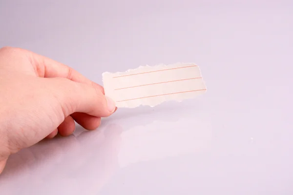 Kawałek papieru osłoniętego folią w ręku — Zdjęcie stockowe