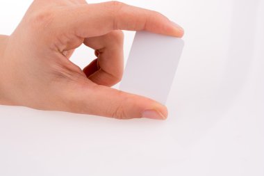 Elinde kağıt parçası