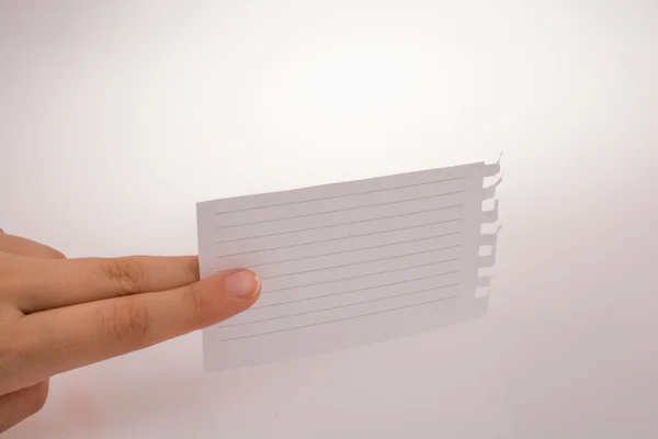 Pedaço de papel na mão — Fotografia de Stock