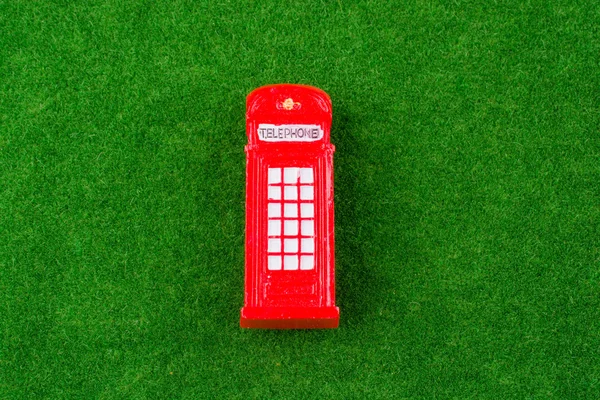Cabina telefónica sobre hierba verde — Foto de Stock