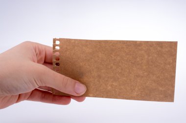 bir kağıt tutan el