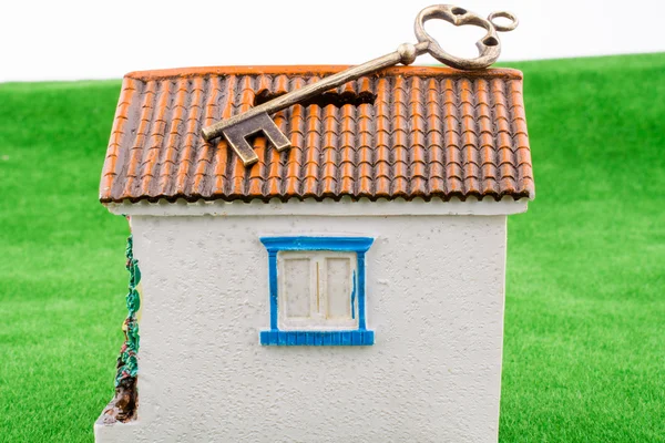 Key near a house — Stock Photo, Image