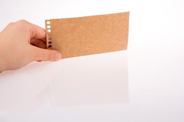 bir kağıt tutan el