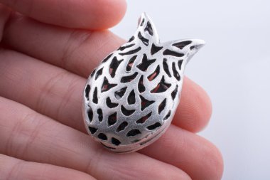 El tutma gümüş Lale