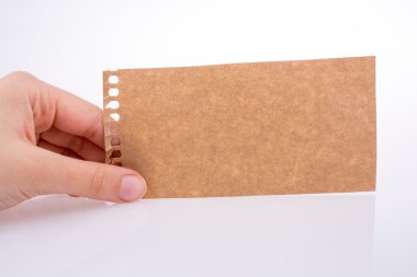 bir kağıt tutan el