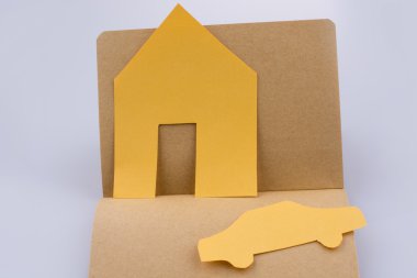 Sarı kağıt araba ve ev şekli