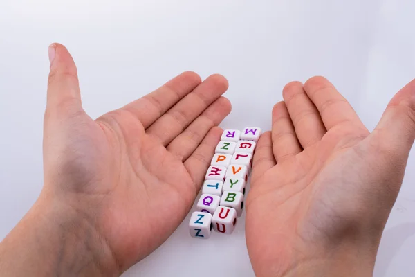 Руки, играющие с кубиками букв — стоковое фото