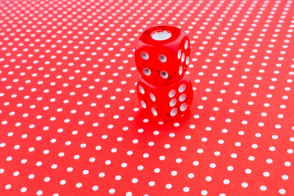 Червоні кубики на червоному точковому фоні — стокове фото