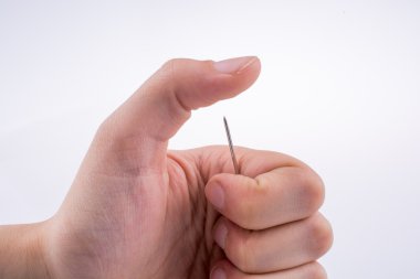 Bir iğne tutan el